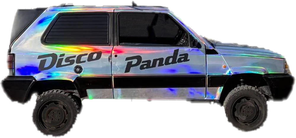 La Disco Panda: Fiat Panda 4x4 con la carrozzeria olografica e la scritta Disco Panda sulla fiancata